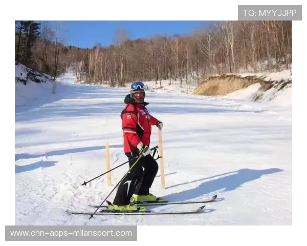 高山滑雪选手撞雪旗后仍保持平衡，教练看傻