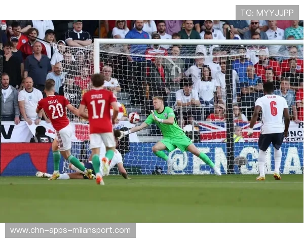 拜仁凯恩重心转移中抽射打成：足球场上的完美瞬间