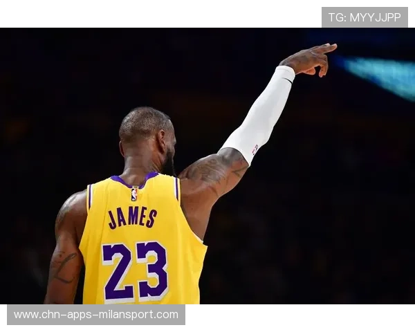 詹姆斯篮下巧妙转身再度得分，湖人保持优势