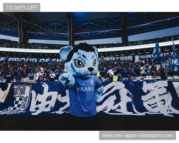 上海申花球迷现场拉横幅支持扣分后的球队 上海申花球迷现场拉横幅支持扣分后的球队